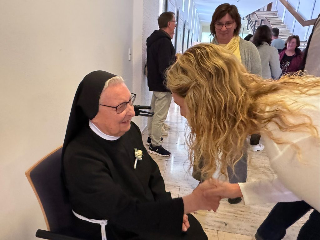Sr. Maria Gratia mit Gratulantin
