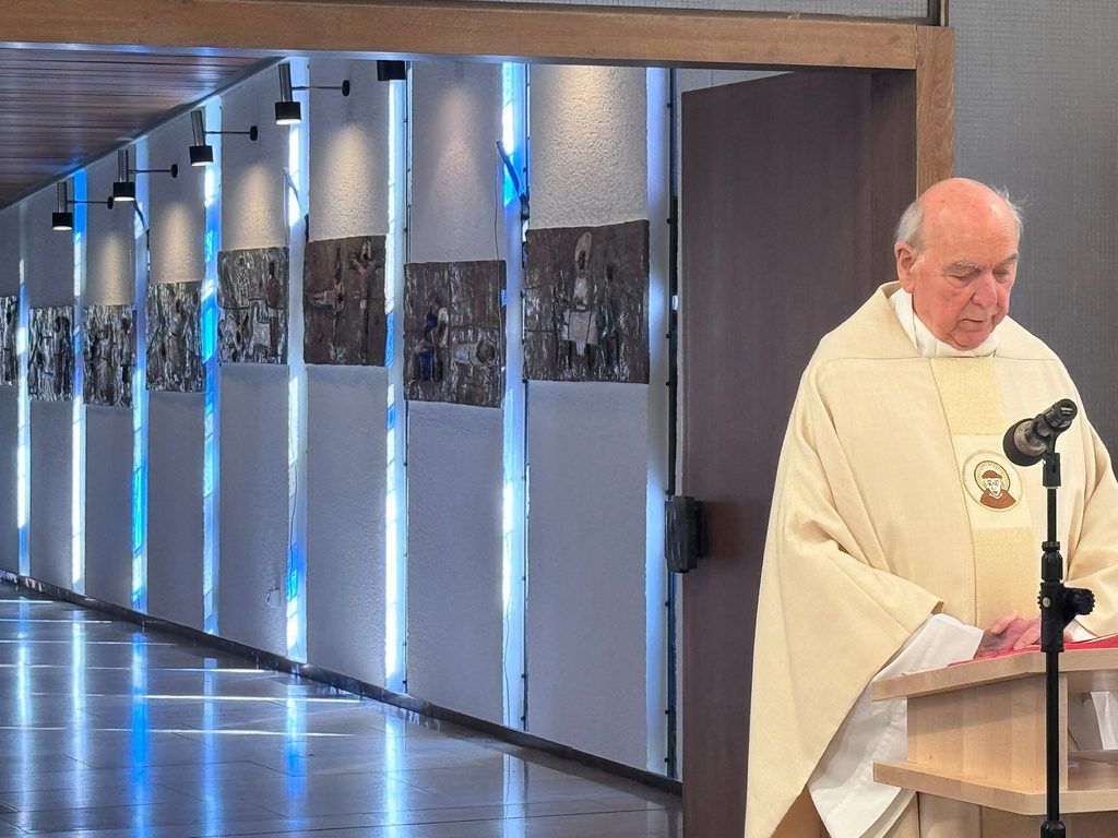 Pfr. Schitterer liest das Evangelium