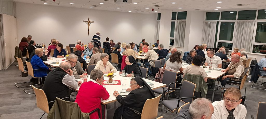 viele Menschen im Speisesaal des Klosters
