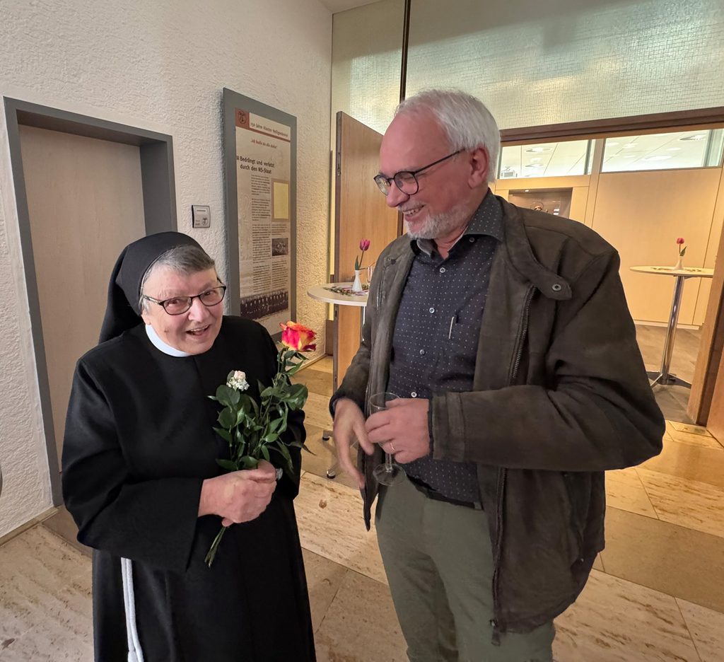 Sr. Reinhildis mit Gratulant
