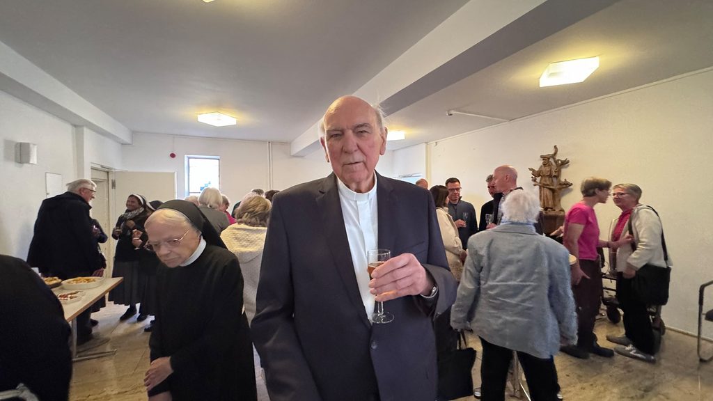 Pfr. Schitterer im Vordergrund beim Stehempfang