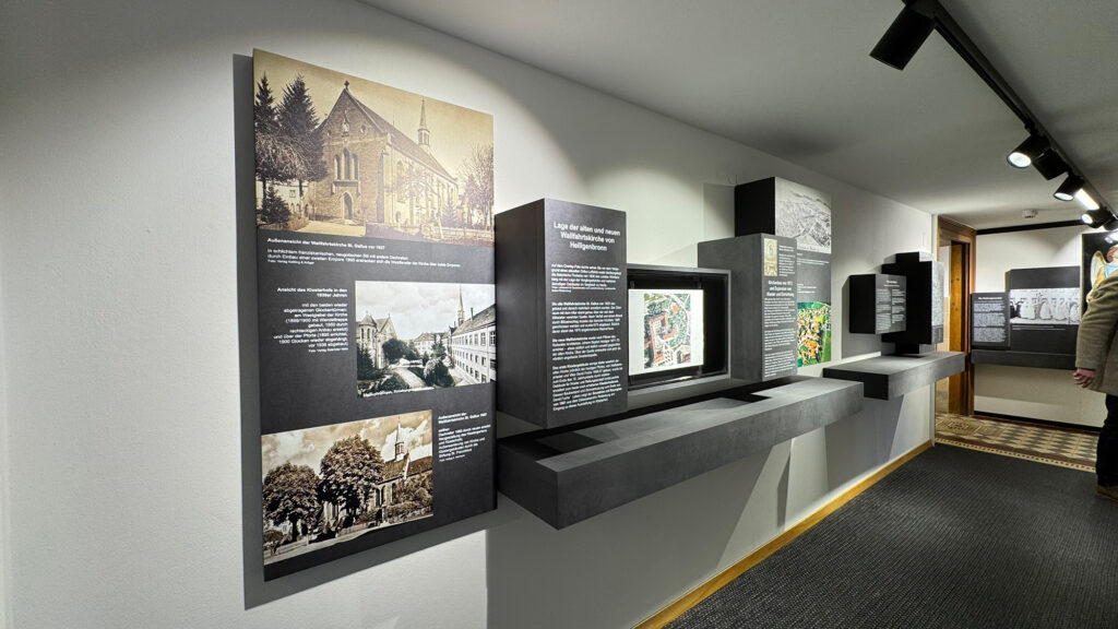 Fertige Tafeln im Flur der Ausstellung