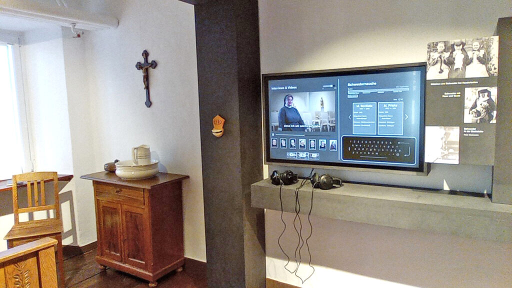 Blick in das Schwesternzimmer mit Monitor