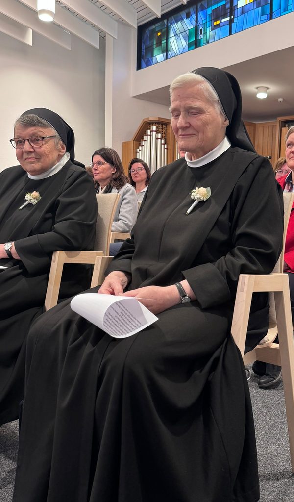 Sr. Reinhildis (links