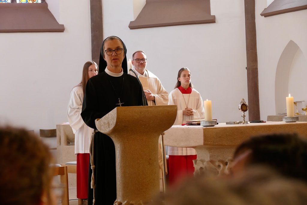 Sr. Dorothea begrüßt die Gottesdienstbesucher