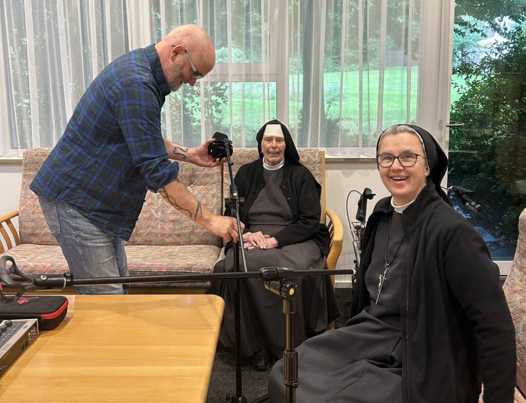 Sr. Martha und Sr. Dorothea bei den Aufnahmen