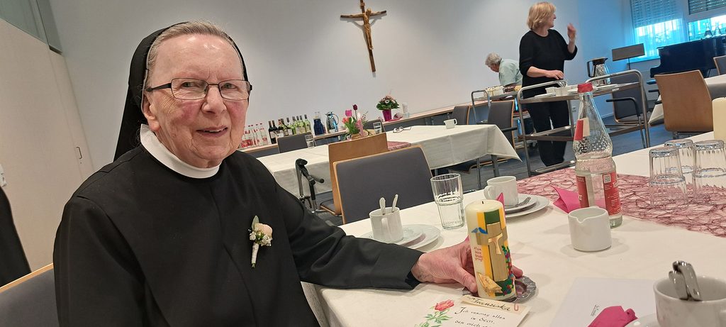 Sr. Franziska mit ihrer Professkerze