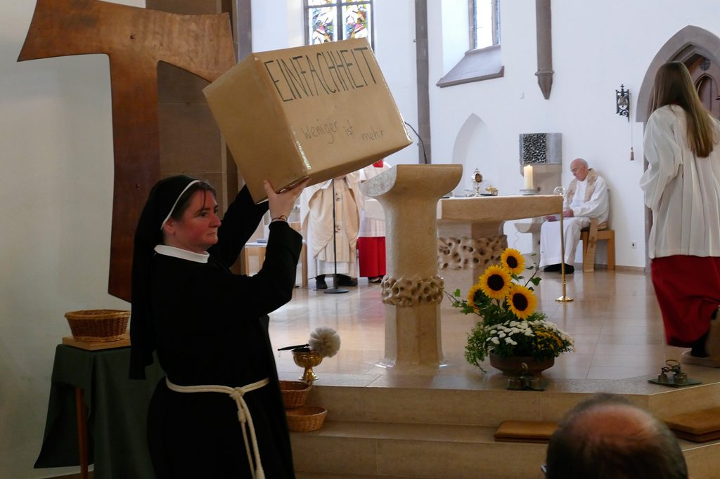 Sr. Johanna zeigt einen Baustein