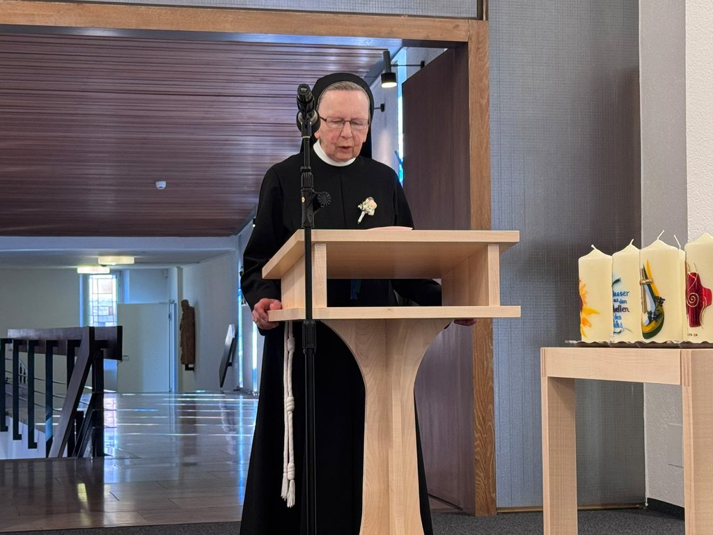 Sr. Franziska liest die Lesung