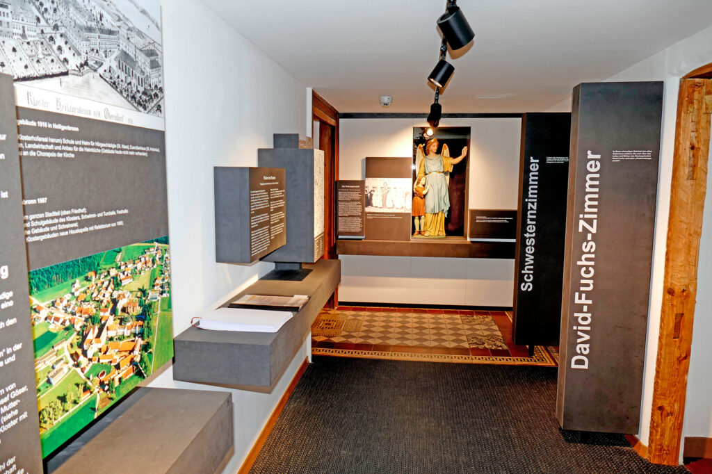 Blick in die Ausstellung, im Hintergrund der Schutzengel der Rettungsanstalt