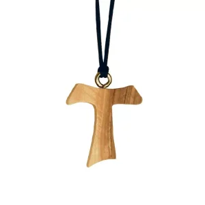 Ein handgeschnitztes Holzkreuz hängt zentriert an schwarzer Schnur vor weißem Hintergrund.